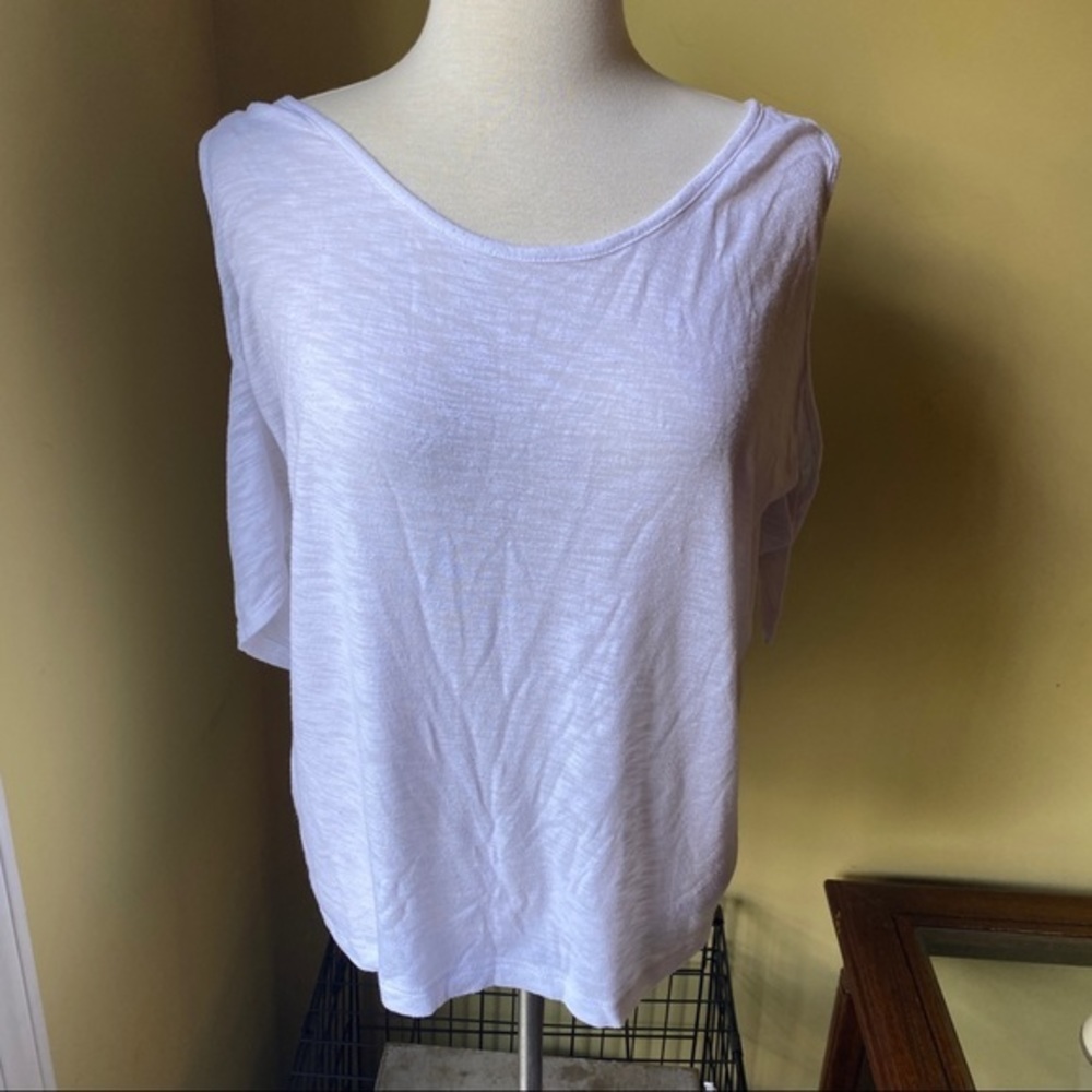 cold shoulder‎ white top